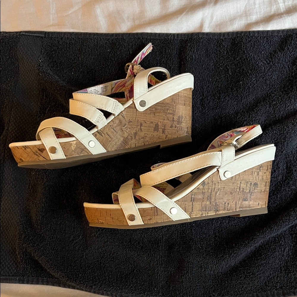 White and cork wedges